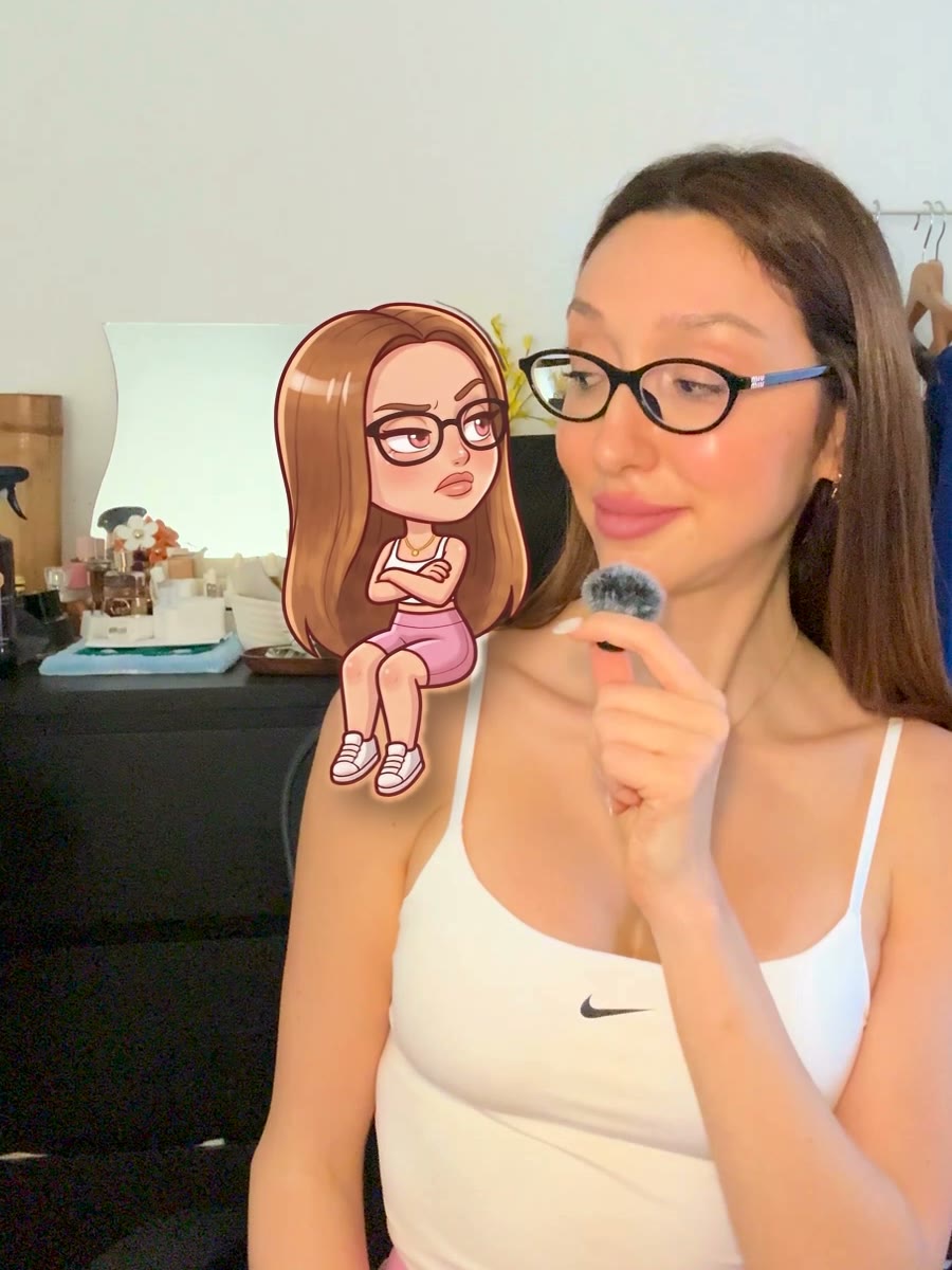 La mini animada sentada en el hombro, en el vídeo